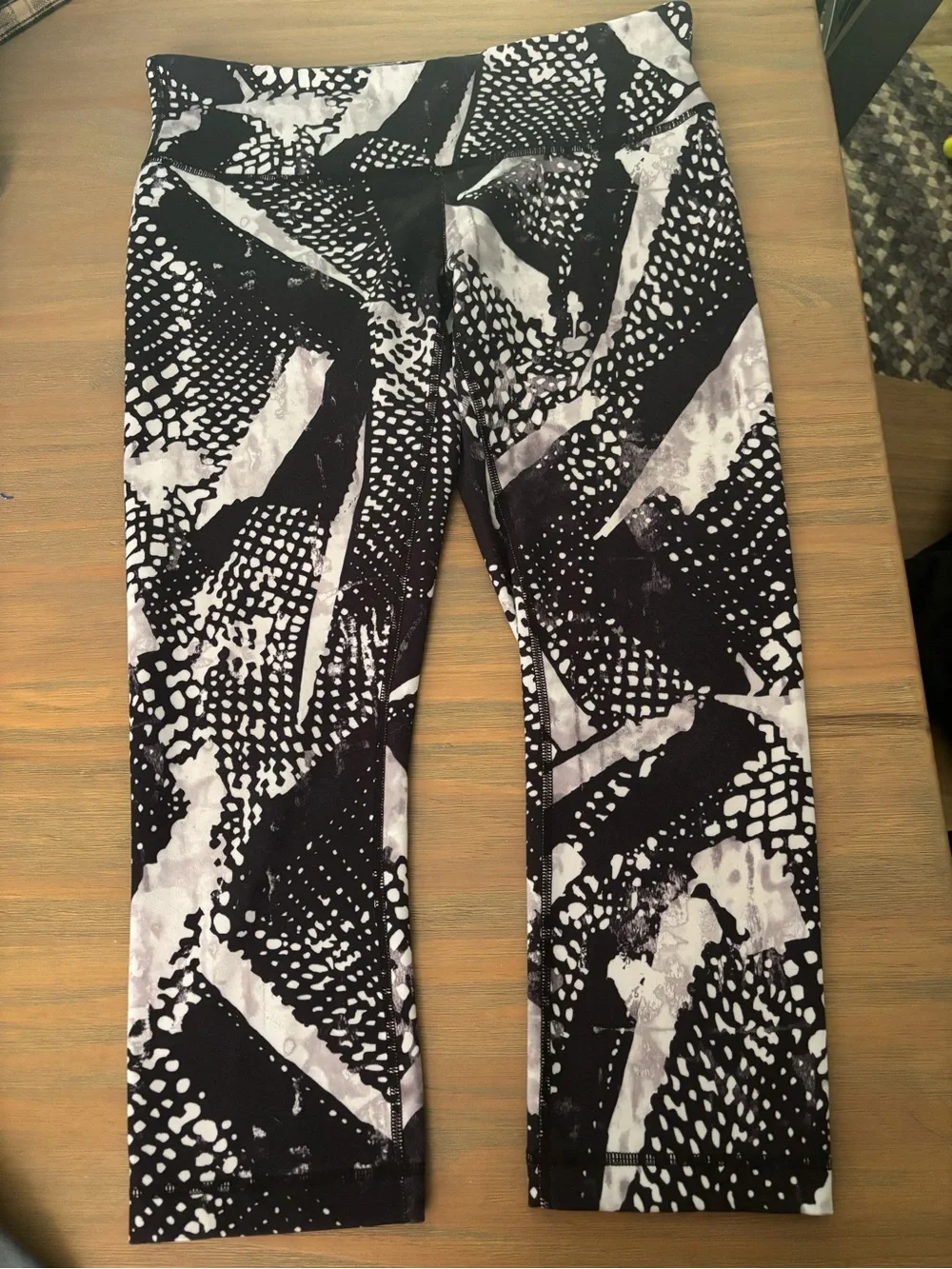 Lululemon Size 10 Black White Abstract Print Cropped Capri Leggings